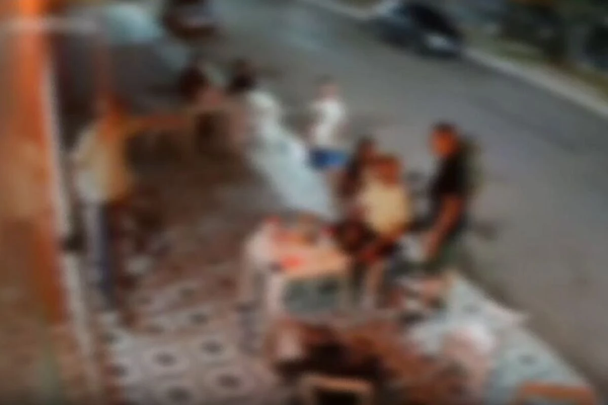 Ladrão obriga funcionário a se ajoelhar e ameaça casal com bebê