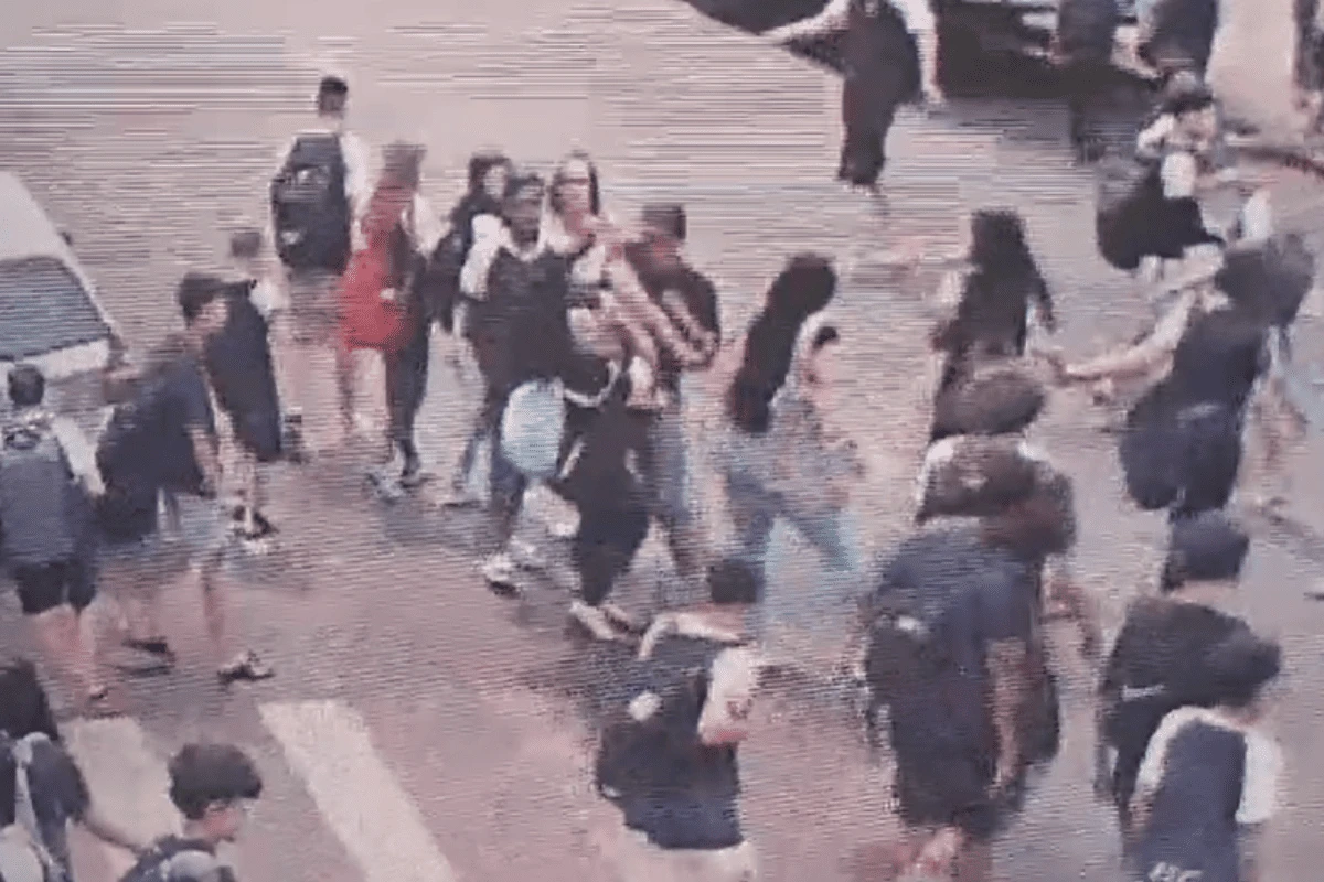 Vídeo: adolescente é espancada por dupla de irmãos na saída de escola