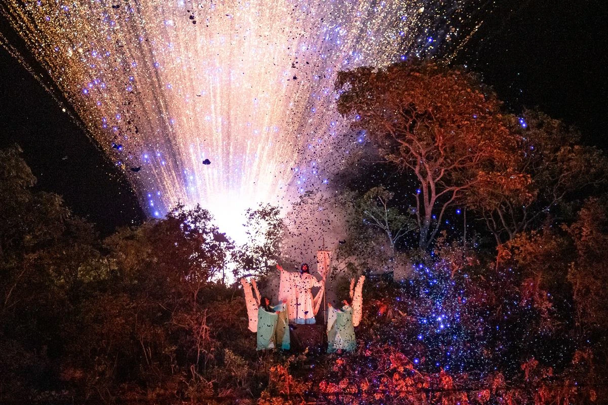 Via-Sacra reúne crenças diversas e leva 150 mil ao Morro da Capelinha