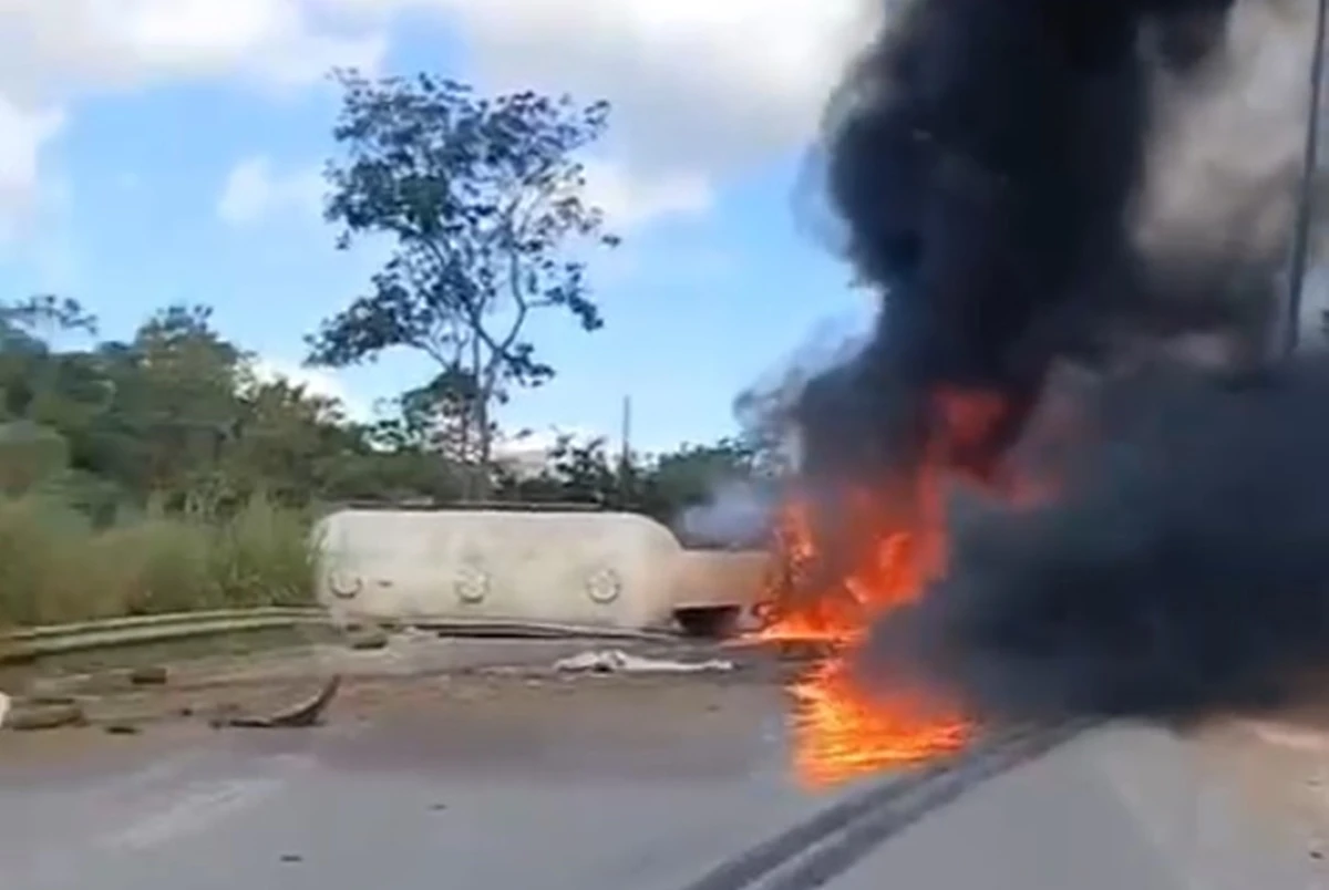 Caminhão-tanque tomba, destrói carro, derruba motos e pega fogo no DF; veja vídeos