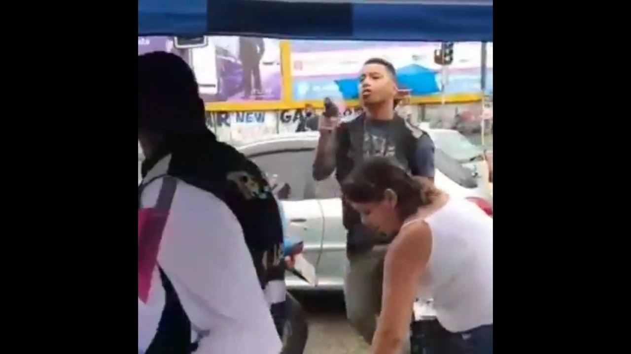 Vídeo. Fiscal do TRE aponta arma contra candidato a vereador do Rio