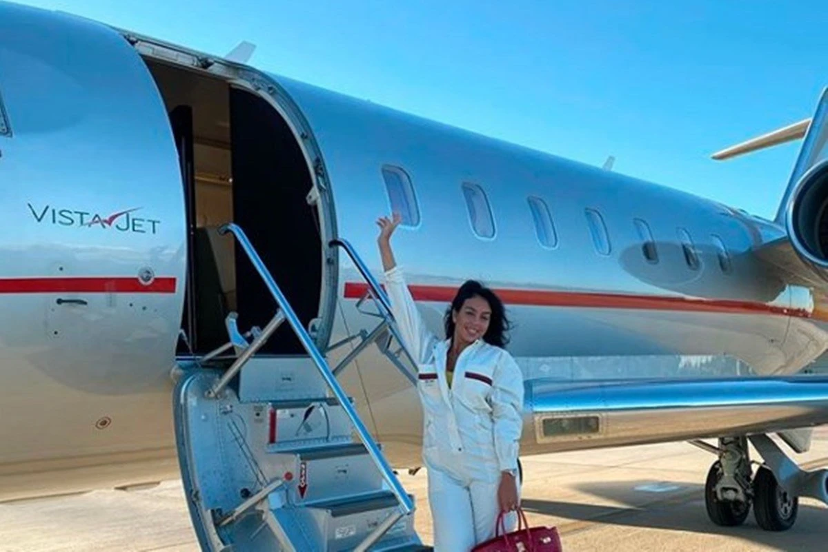 Mulher de Cristiano Ronaldo usa jatinho para distribuir presentes de Natal