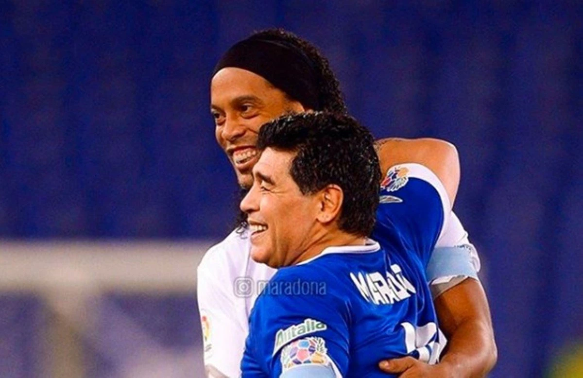 Ronaldinho Gaúcho parabeniza Maradona pelos 60 anos: “Ídolo máximo”