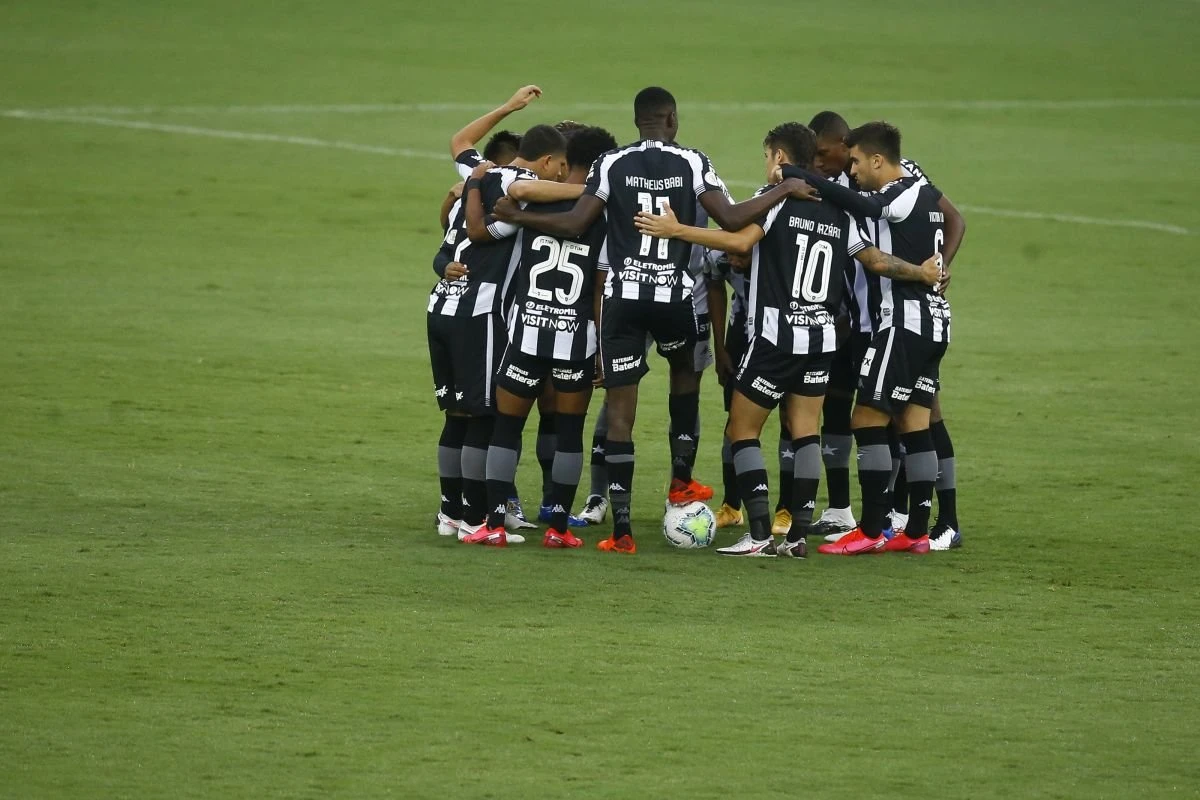 Em profunda crise, Botafogo perde pênalti e empata com o Ceará, no Engenhão