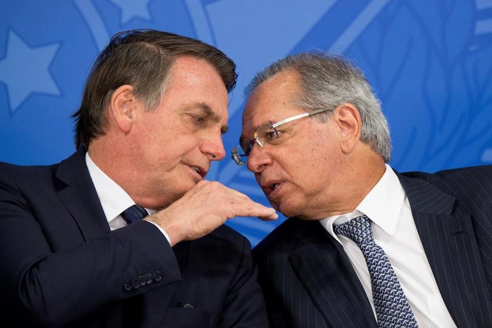 Bolsonaro vai à casa de Guedes e mantém silêncio sobre eleição nos EUA
