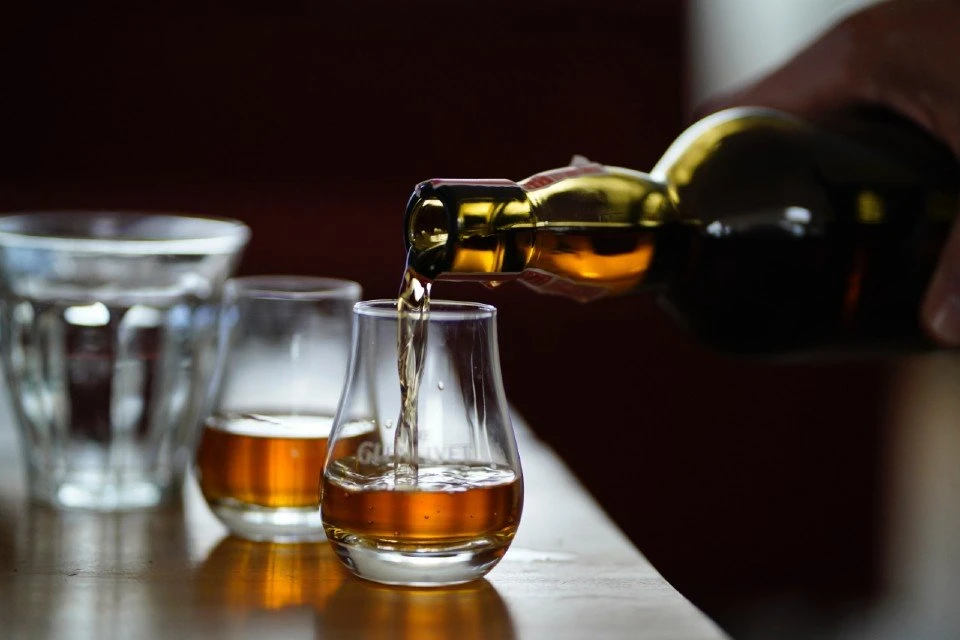 Uso de álcool e drogas por aposentados na quarentena preocupa Inglaterra