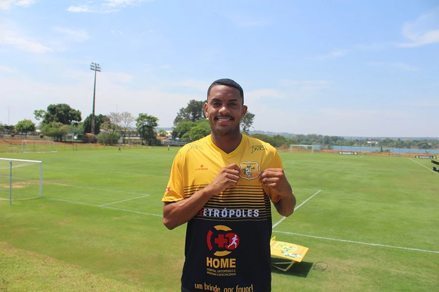 Brasiliense anuncia a contratação do jovem lateral esquerdo Carlos