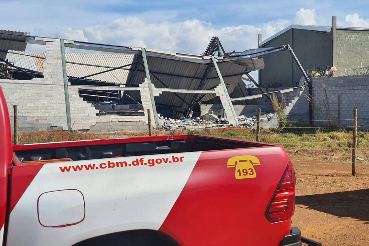 Parede de galpão desaba em Ceilândia e atinge três operários