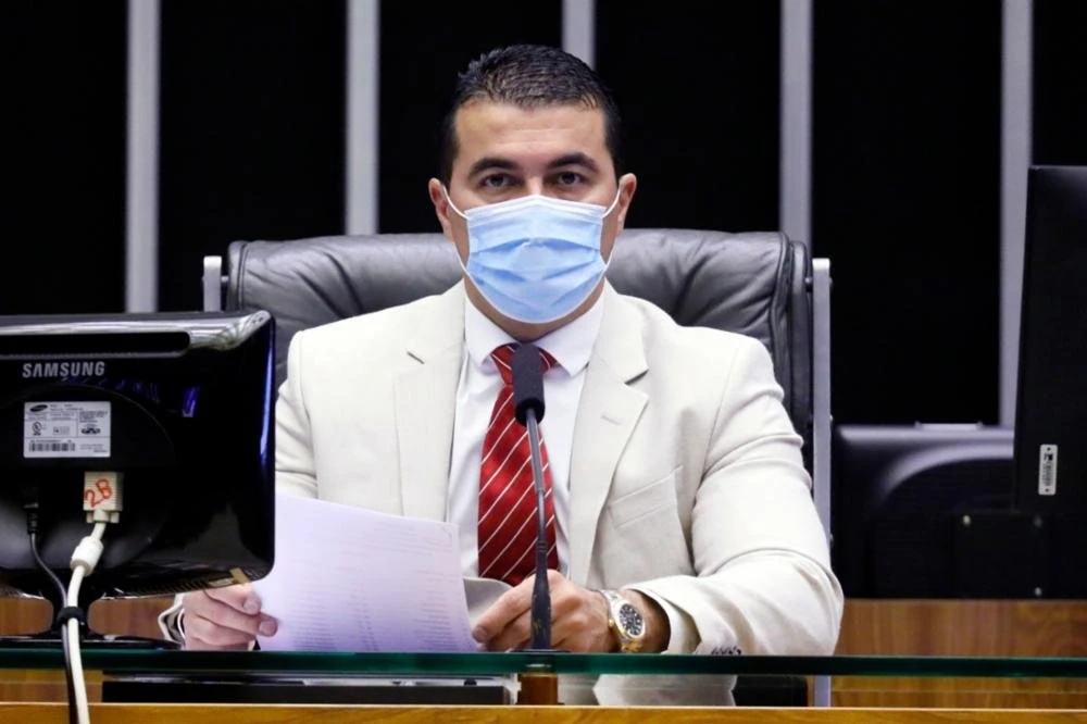 Deputado que avisou Bolsonaro de Covaxin teme ser assassinado; leia entrevista