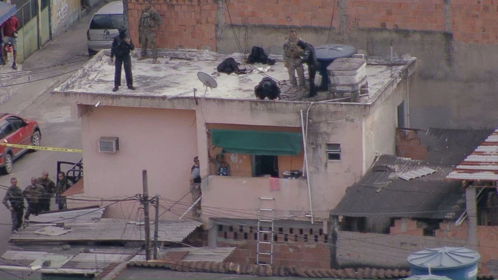 Idosa é mantida refém por filho no Rio: polícia isola área