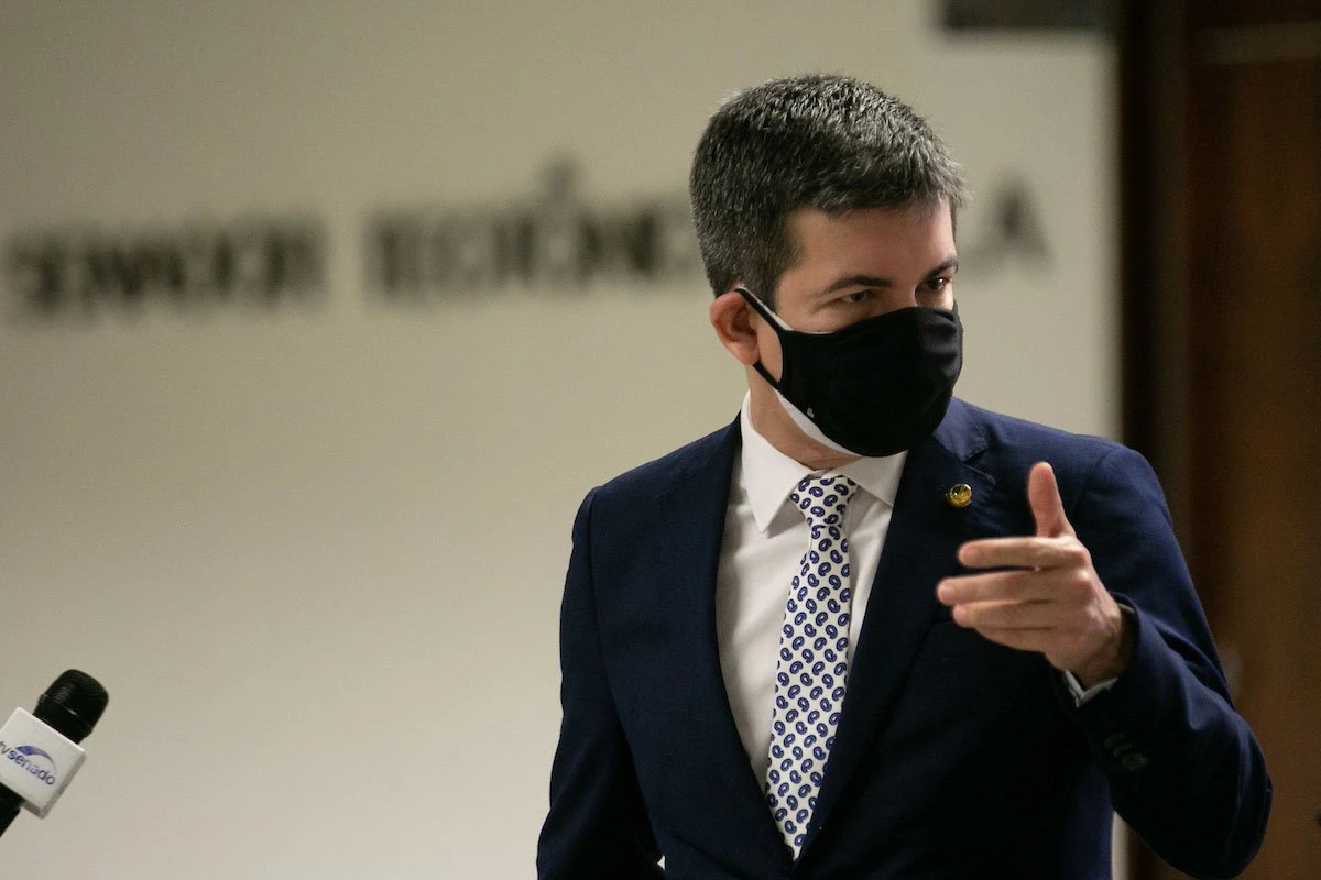 CPI vai investigar corrupção na compra de vacinas, diz Randolfe