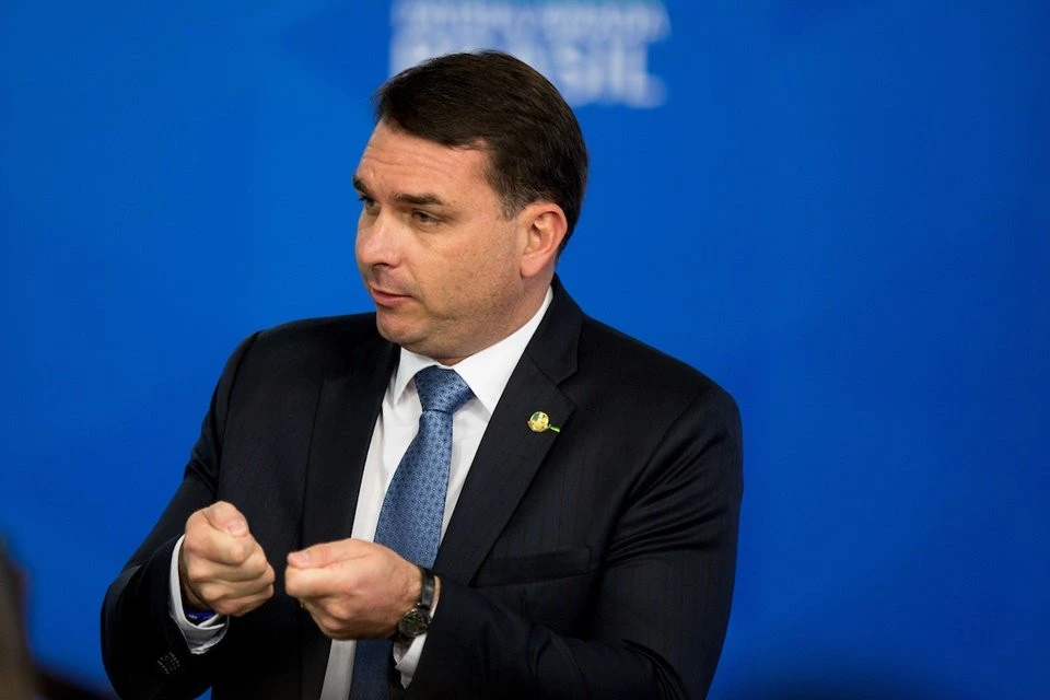 Flávio Bolsonaro é denunciado por peculato, lavagem de dinheiro e organização criminosa