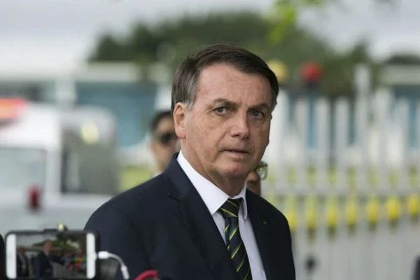 Bolsonaro ataca Barroso sobre voto impresso e o acusa de militância