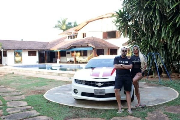 Casal do barulho descumpre ordem judicial e fica em mansão do Lago Sul