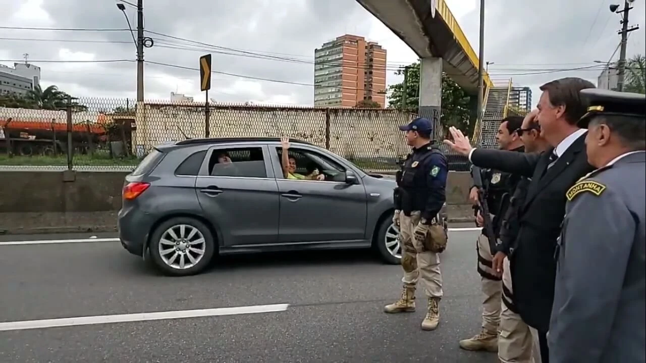 Em meio a elogios de motoristas, mulher grita a Bolsonaro: “Tomar no c…”