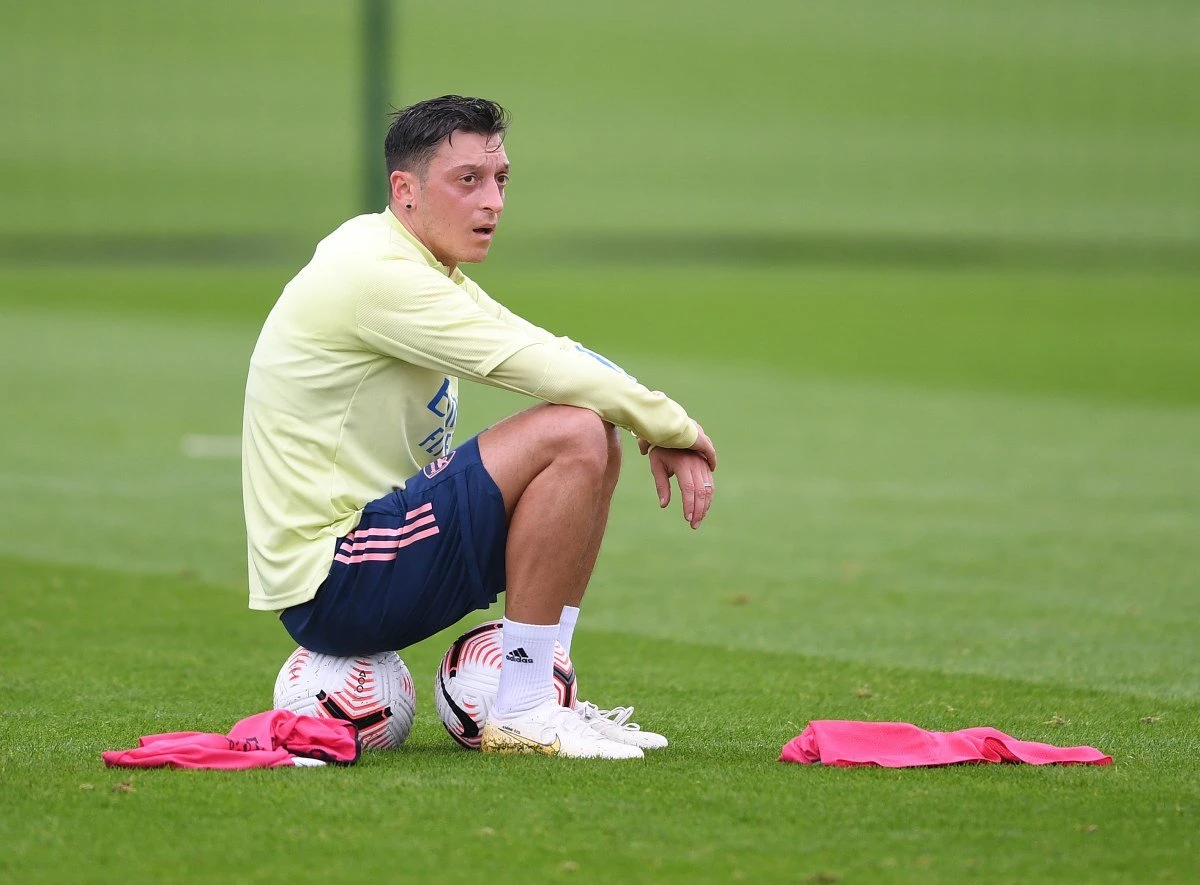 Özil reage à exclusão do Arsenal no Inglês: “Difícil encontrar lealdade”