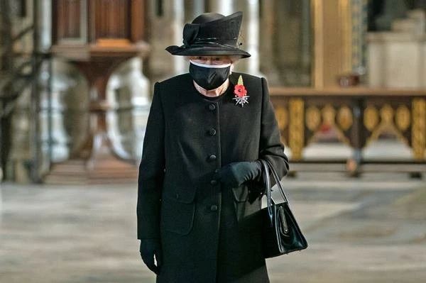 Rainha Elizabeth faz primeira aparição pública usando máscara de proteção