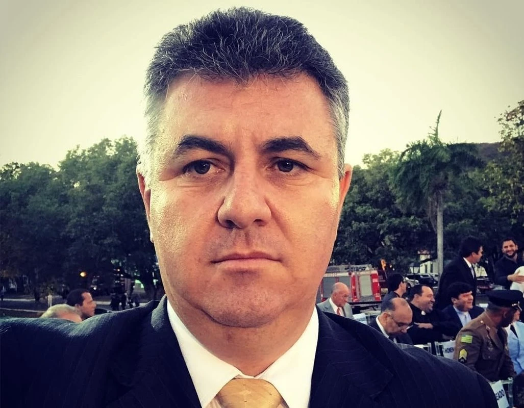 Aos 48 anos, jornalista Carlos Bueno morre de Covid em Goiânia