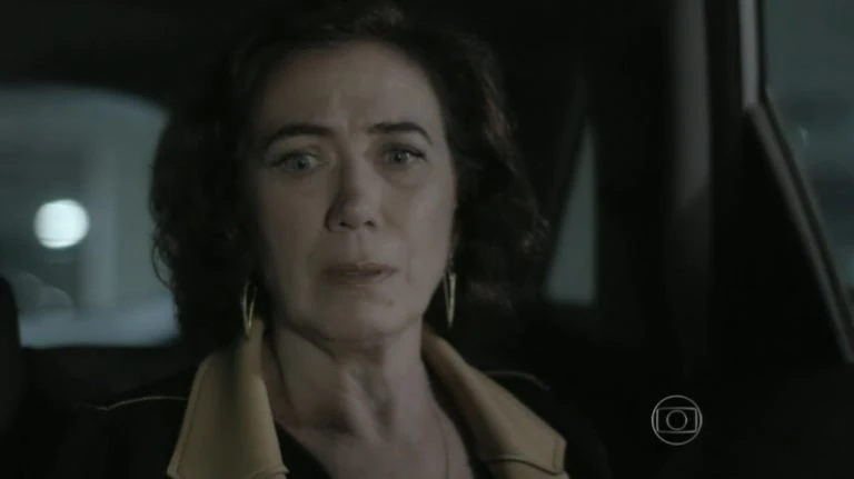 Império: Marta abre túmulo de Zé Alfredo e acha corpo em decomposição