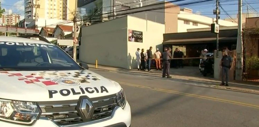 Empresário é morto a tiros na porta de estúdio de tatuagem em SP