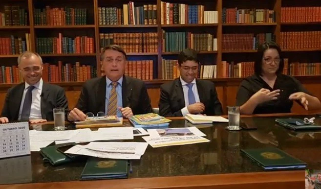 Em meio a escândalo com aliado, Bolsonaro faz live nesta quinta-feira