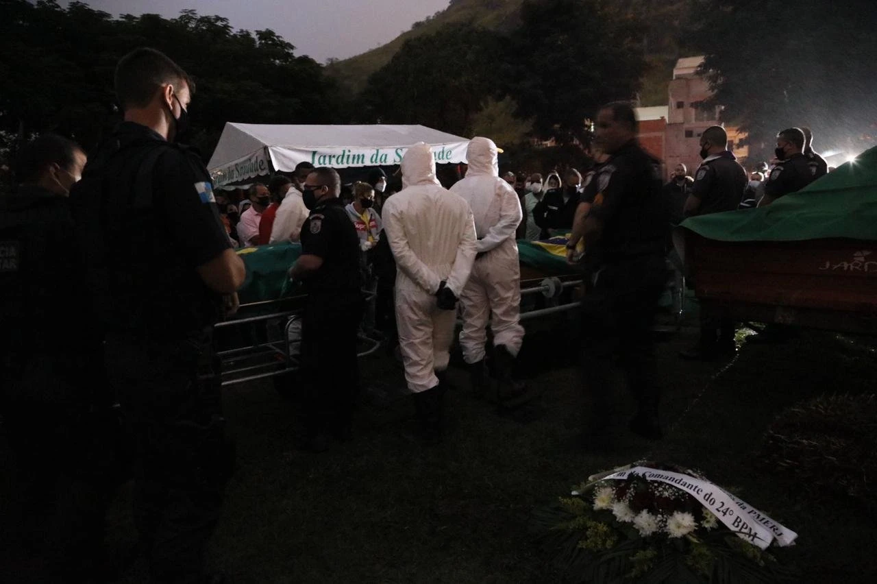 Policiais mortos a tiros são sepultados na zona oeste do Rio