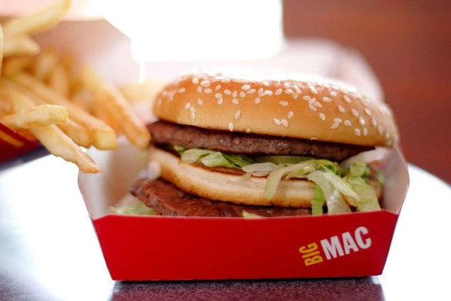 Ibaneis assina decreto para isentar ICMS de sanduíche no McDia Feliz 2020