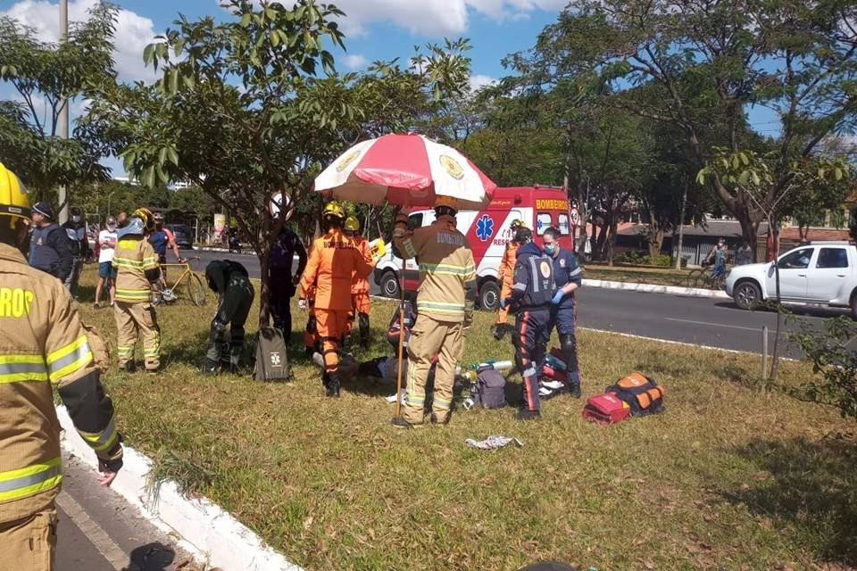 Motociclista morre após colidir contra árvore no Distrito Federal