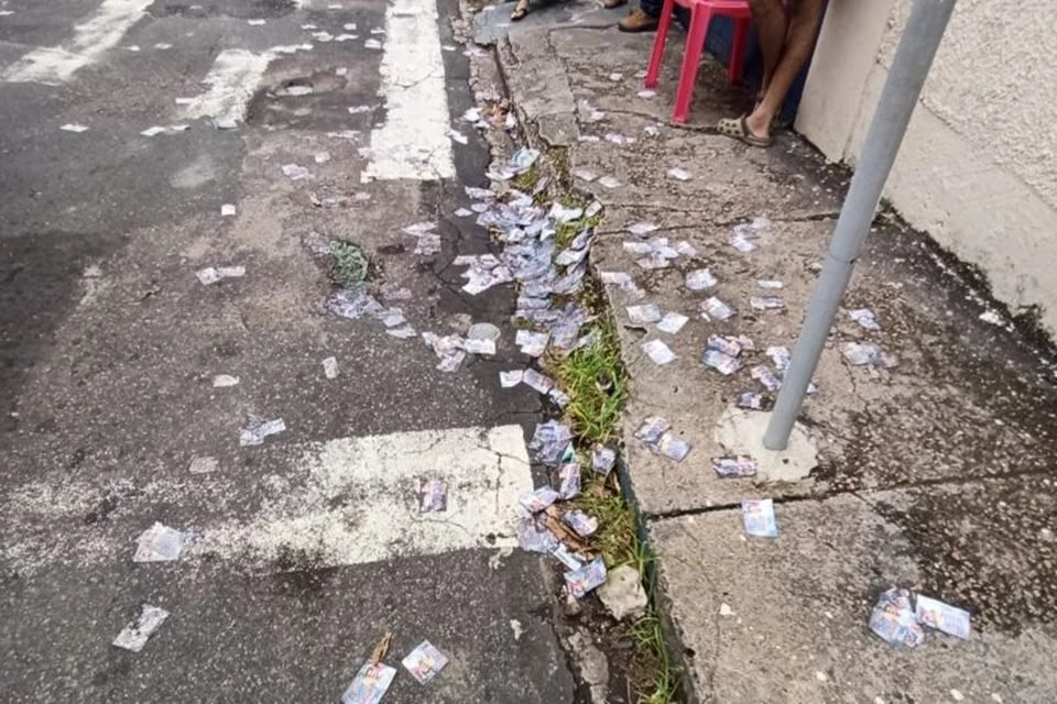 Mesmo proibido, santinhos de candidatos são jogados em ruas de Manaus