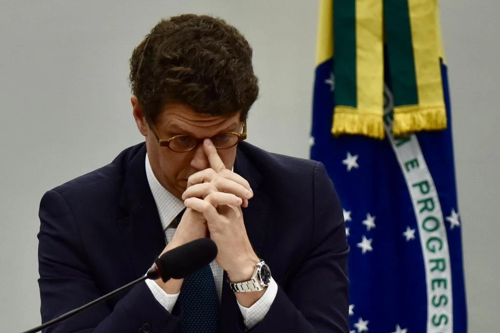 Após chamar general Ramos de “maria fofoca”, Salles ofende Maia: “Nhonho”
