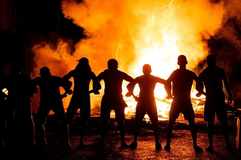 AP: em protesto, manifestantes clamam por fornecimento integral de energia
