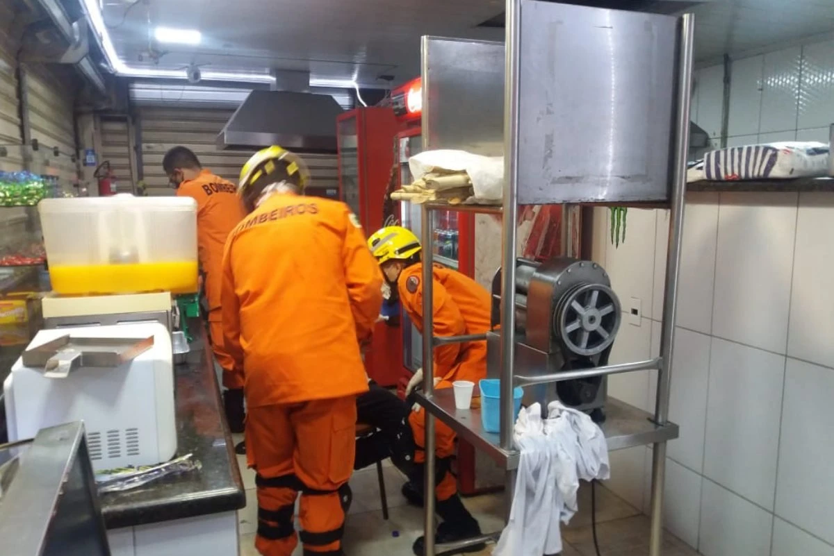 Homem fica com mão presa em moedor de cana na Rodoviária do Plano Piloto