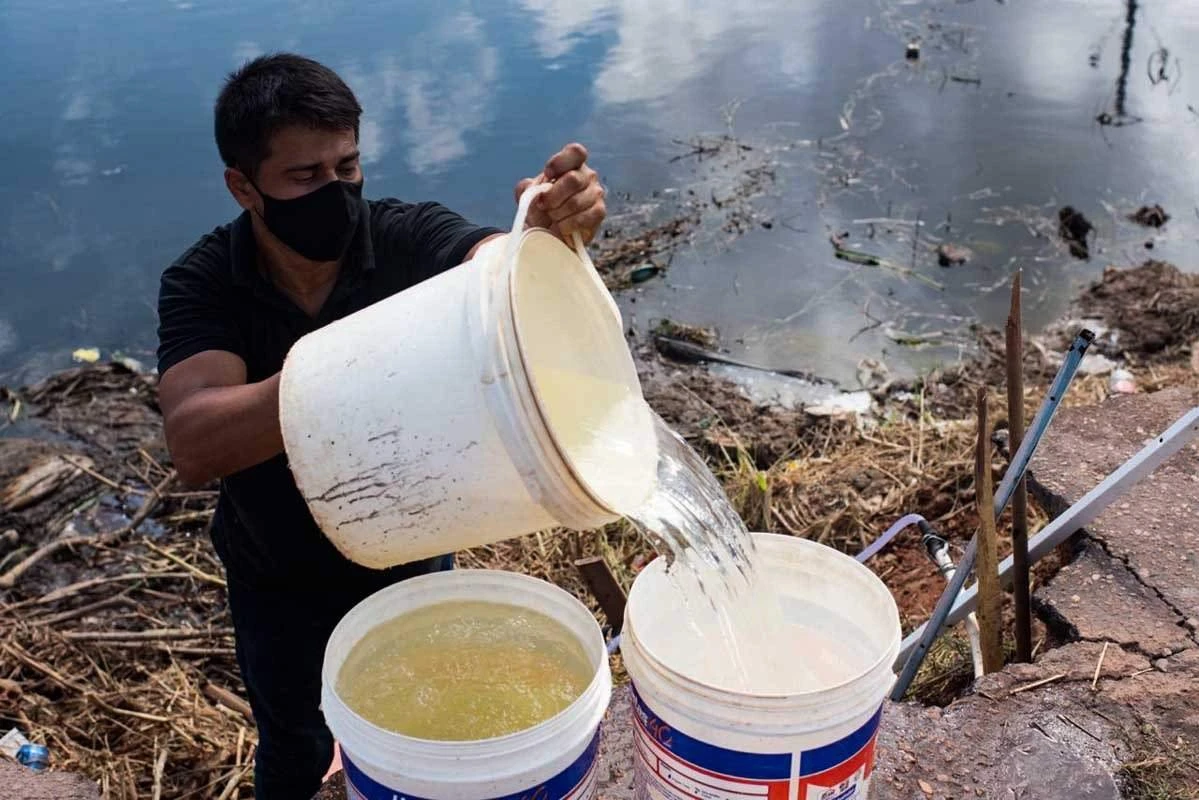 Após apagão, moradores do Amapá pegam água às margens de esgoto: “É o que tá salvando”