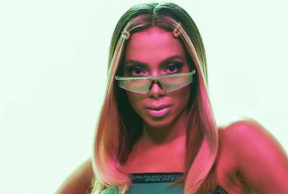 Anitta esquenta a web ao empinar bumbum com calça transparente
