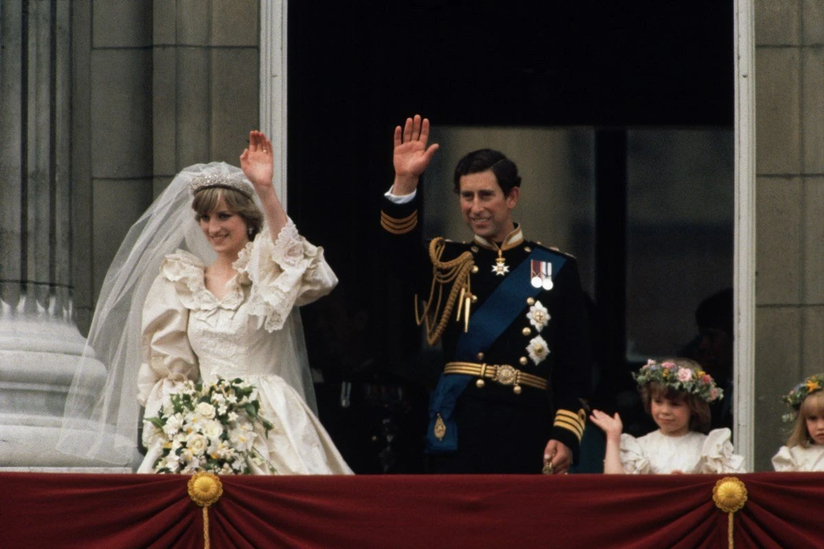 Descubra com quem o príncipe Charles namorou antes de se casar com Diana