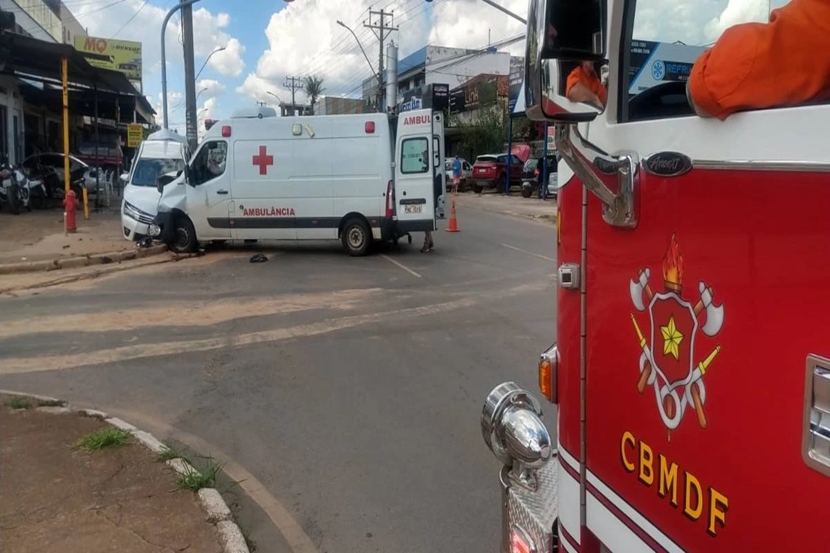 Acidente entre ambulância e carro deixa duas pessoas feridas no DF
