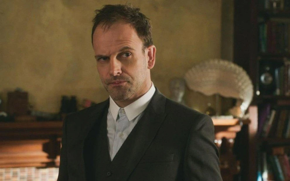 Jonny Lee Miller é confirmado na 5ª temporada de The Crown