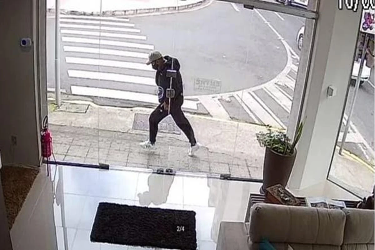 Vídeo: suspeito de matar ex-namorada grávida corre após o crime em SC
