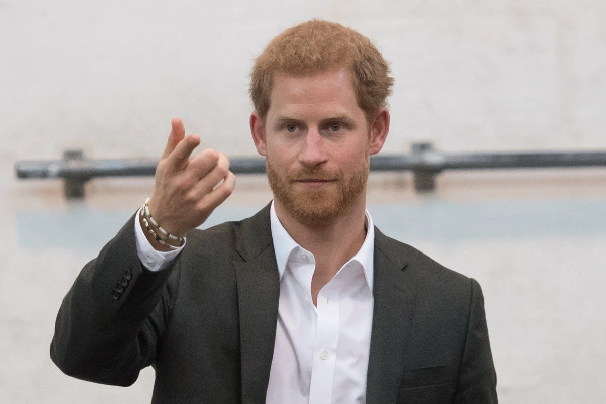 Após ser desprezado, Harry volta ao Reino Unido para homenagear Diana