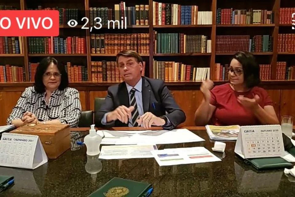 Bolsonaro diz que vai continuar “horário político”, apesar de investigações