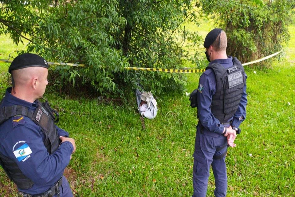 Mulher é encontrada morta enrolada em cortina e amarrada com cordas
