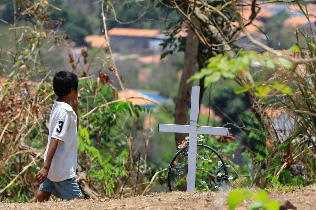 Sem dados de SP e PR, média móvel de mortes por Covid-19 no Brasil volta a cair