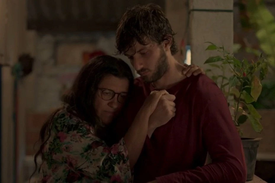 Regina Casé e Chay Suede gravam cena de encontro entre Lurdes e Domênico