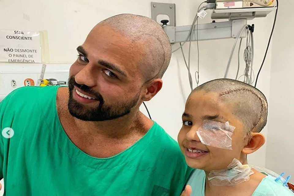 Médico deixa criança raspar cabelo dele após retirada de tumor no cérebro
