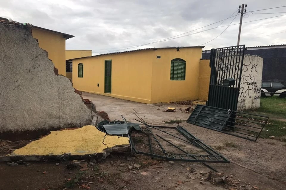 PMDF recupera carga de caminhão. Vítimas são achadas nuas em matagal