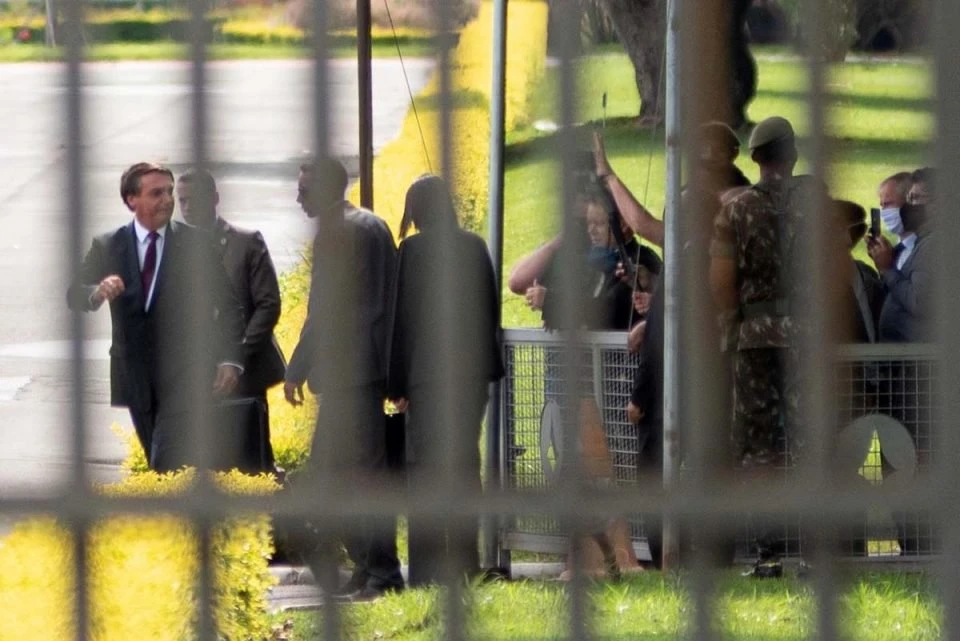 Bolsonaro defende arma para o campo: “Tem que ter fuzil, pô!”