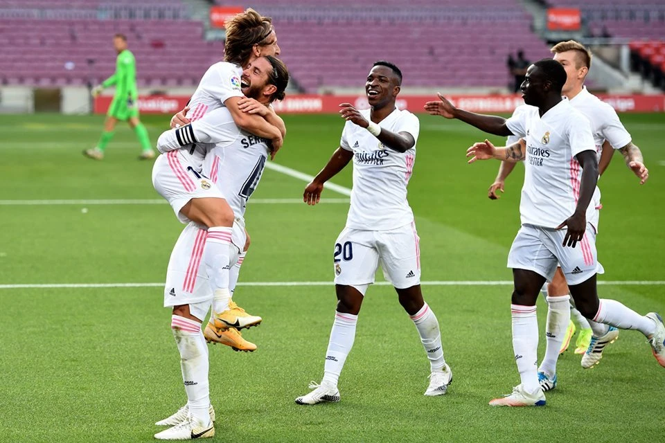 Real Madrid decide no 2º tempo, vence Barcelona no Camp Nou e se reabilita
