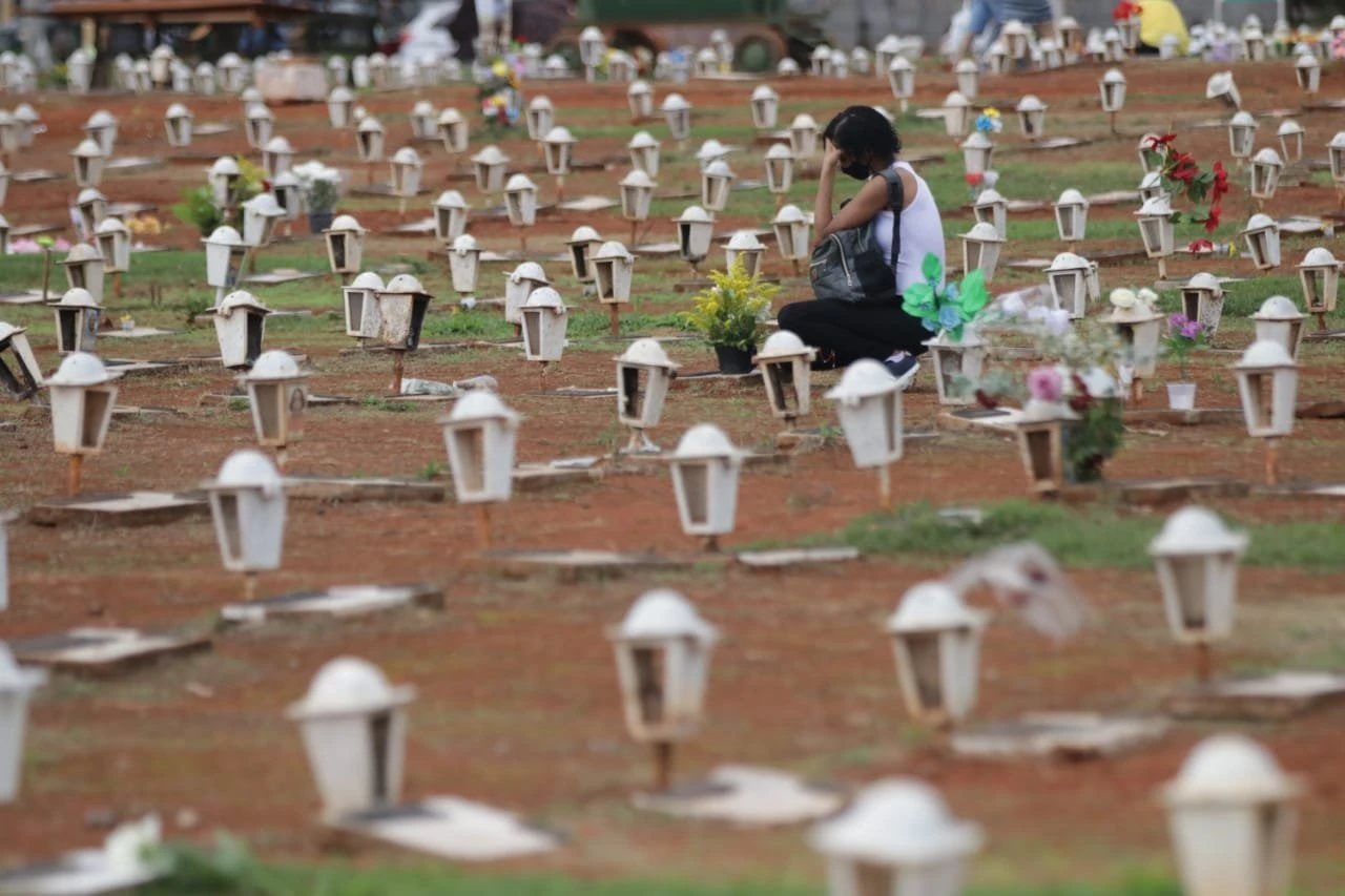 De máscaras, brasilienses visitam cemitérios em homenagem ao Dia de Finados