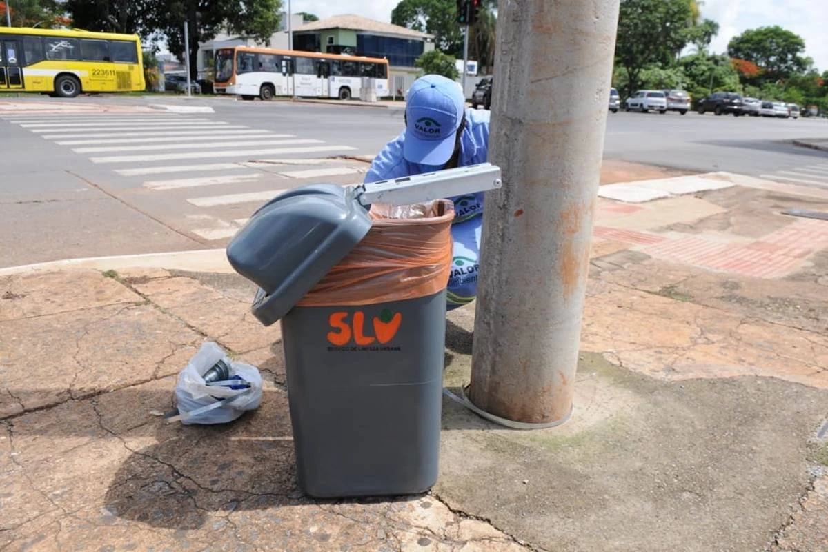 SLU instala mais de 5,4 mil novas lixeiras no Distrito Federal