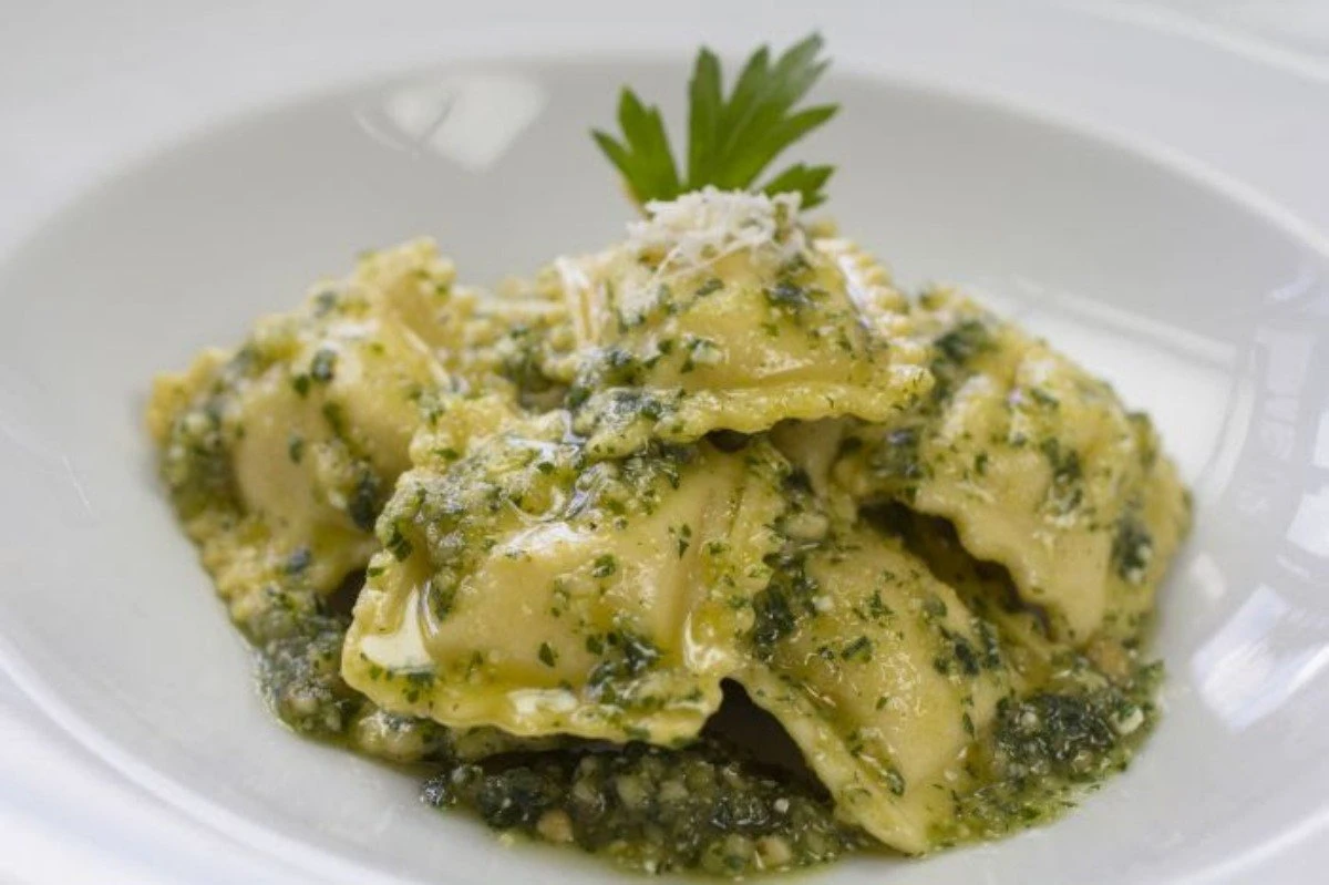 Delicioso! Faça a receita do ravióli de queijo ao molho pesto em 20 minutos